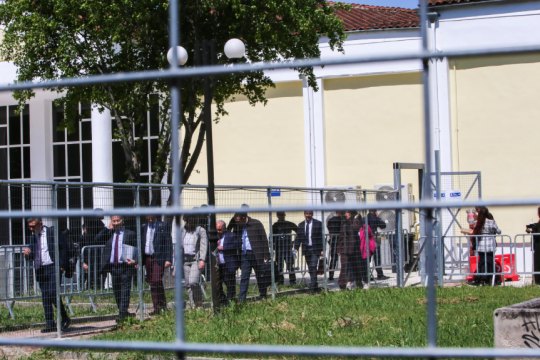 Στον αέρα ξανά τα Τέμπη: «Σε αποθήκη εστιατορίου η δίκη» - Κλείνει πάλι για εργασίες η αίθουσα